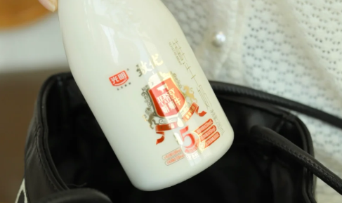 牛奶摇一摇变绿还能喝吗,牛奶摇晃会变质吗