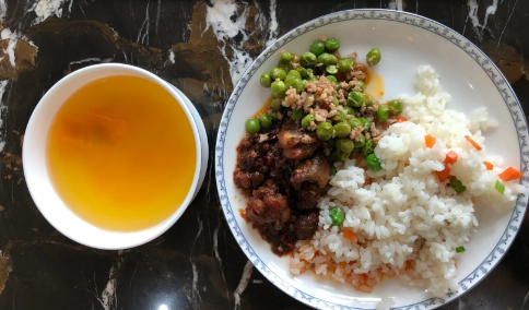 机场内买的食物可以带上飞机吗,机场接的水可以带上飞机吗