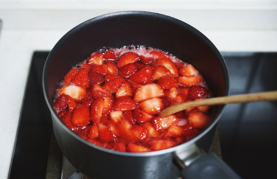 草莓熬冰糖有什么功效和作用,草莓熬冰糖有什么好处