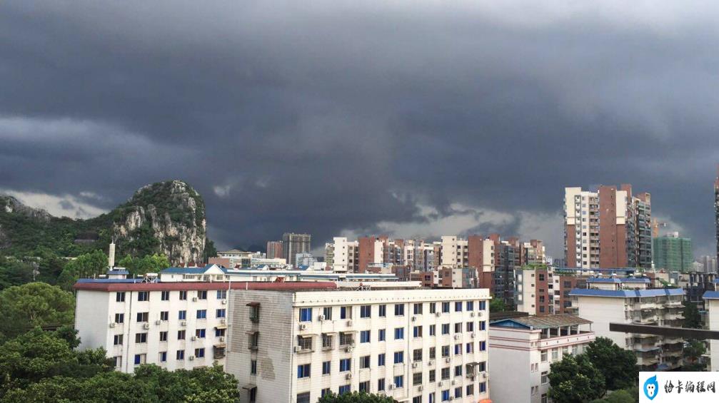 桂林强降雨出现内涝:车要浮起来了