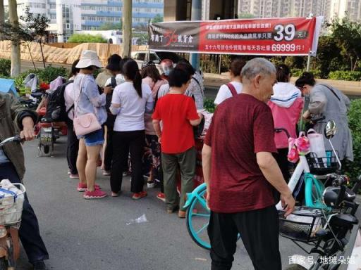 摆地摊卖袜子在哪里进货最便宜-,摆地摊卖袜子一般进什么价位的