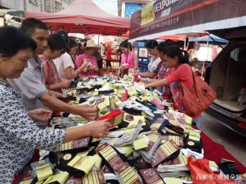 摆地摊卖袜子在哪里进货最便宜-,摆地摊卖袜子一般进什么价位的