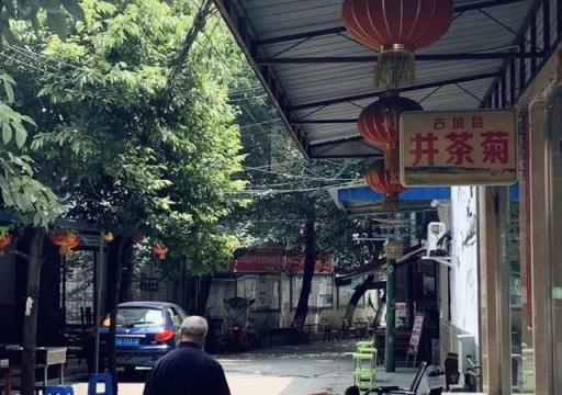 被树挡住的烤肉店,沈阳网红烤肉店设计